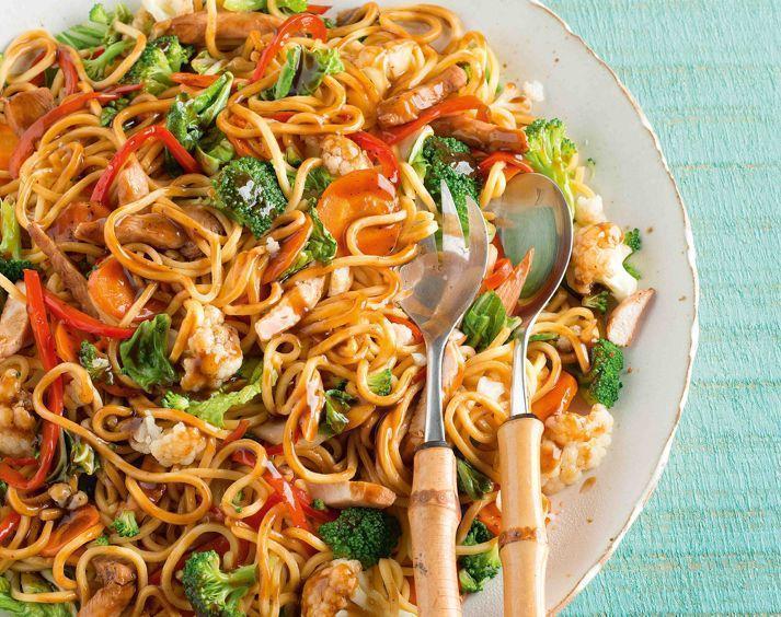 Yakisoba de frango com legumes
