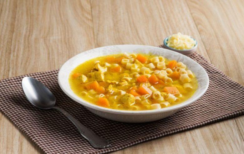 Sopa de frango com abóbora e açafrão-da-terra