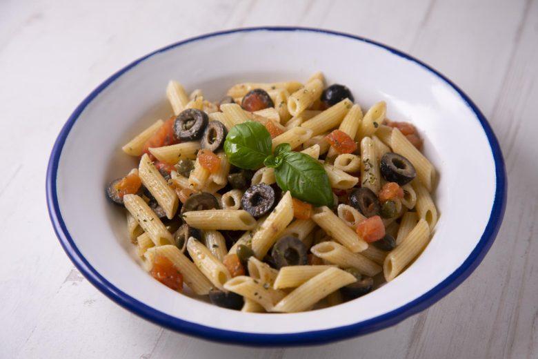 Penne com azeitonas pretas