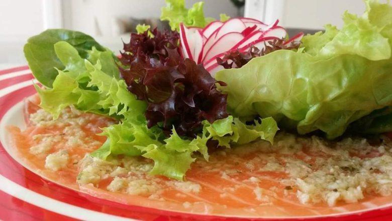 Carpaccio de salmão com mix de folhas