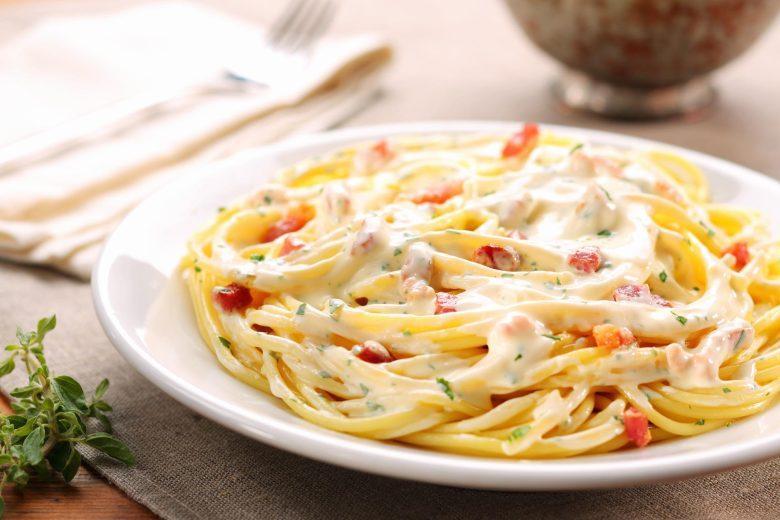 Macarrão com bacon e molho branco