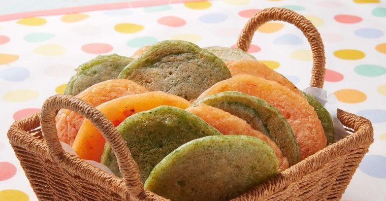 Pão de queijo de frigideira com massa colorida de vegetais