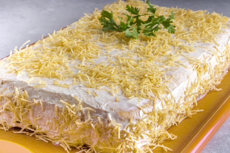 Torta fria de pão de forma com frango