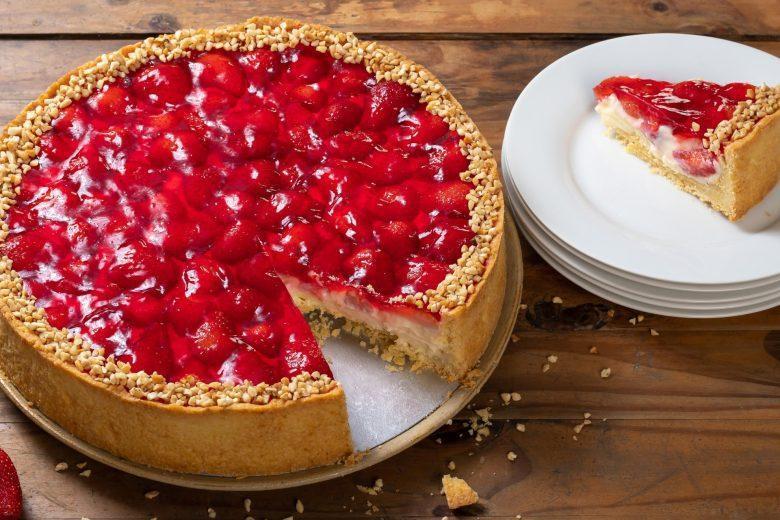 Torta cremosa com geleia de morango