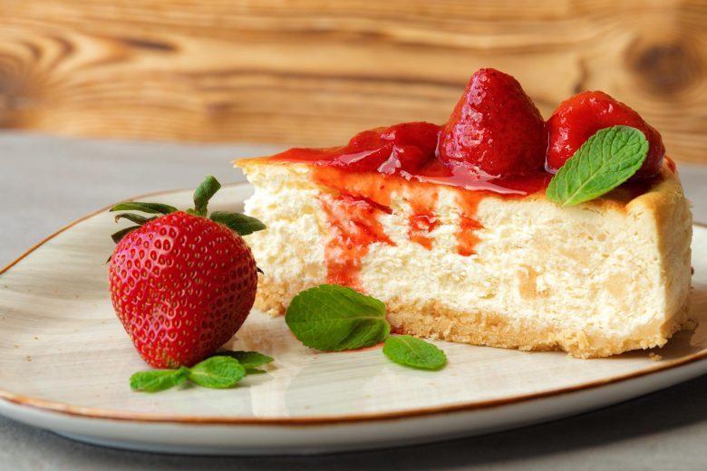 Cheesecake de chocolate branco com cobertura de morango