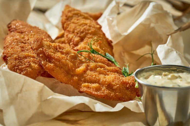 Filé de frango à milanesa com molho de mostarda