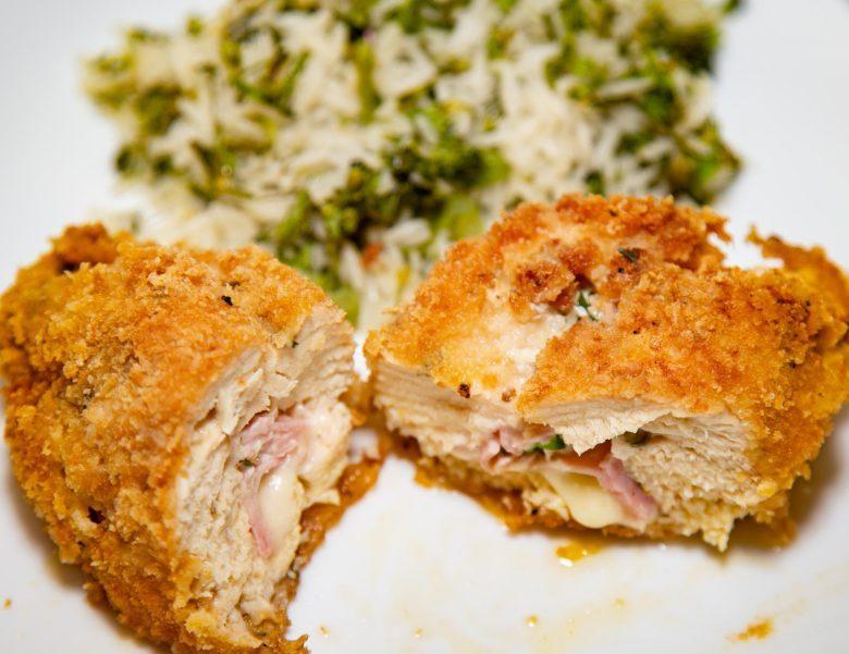 Peito de frango recheado e empanado