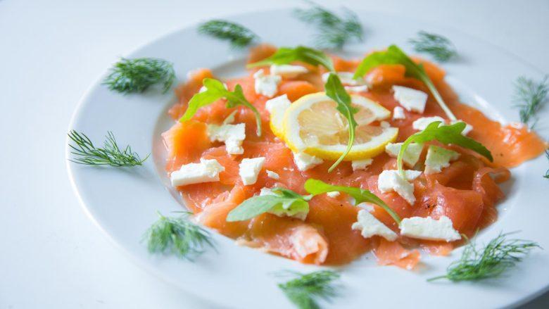 Carpaccio de salmão com queijo e rúcula