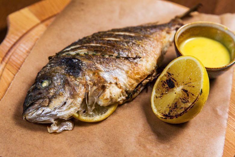 Peixe dourado assado