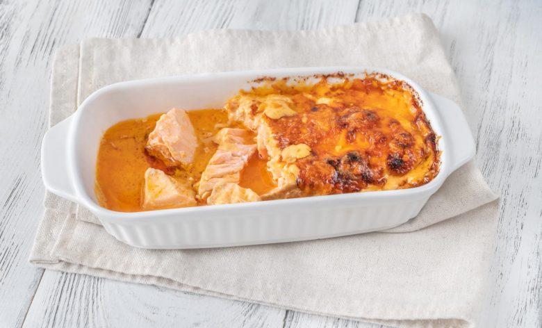 Salmão assado com molho de queijo