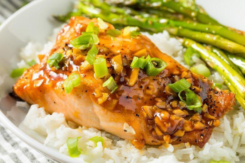 Salmão selado com gergelim e molho teriyaki