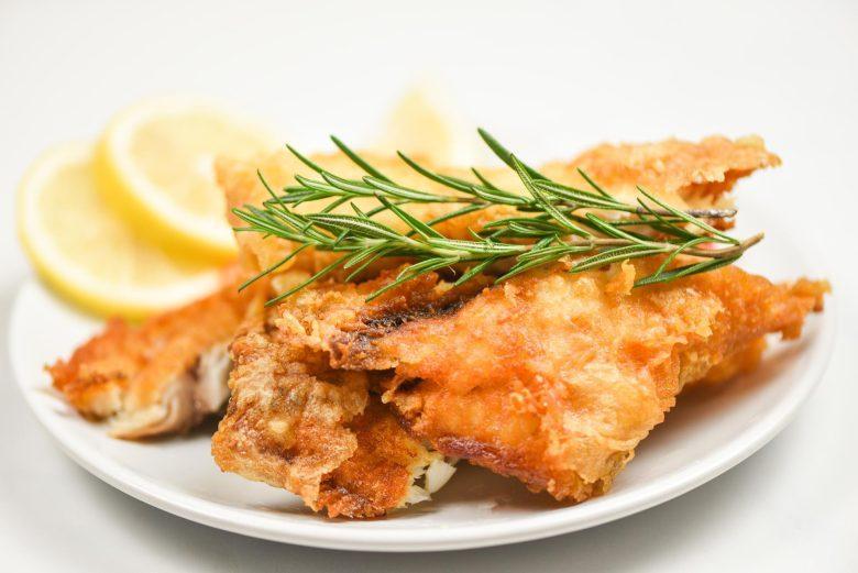 Peixe porquinho frito com limão