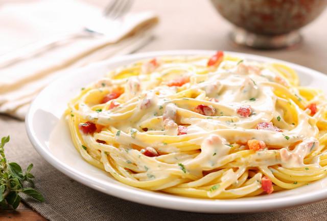 Macarrão com ovos e bacon