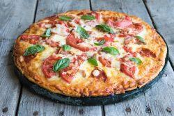 Pizza de pepperoni com tomate seco