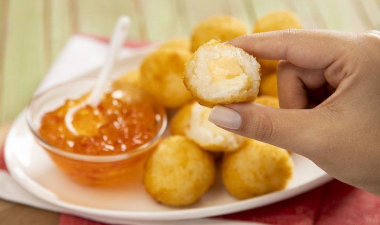 Arancini de queijo e geleia de pimenta