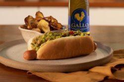 Cachorro-quente com guacamole e chips de batata-doce