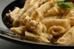 Macarrão ao molho Alfredo