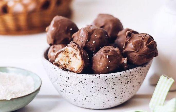 Trufa de coco com chocolate