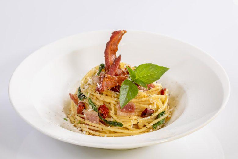 Espaguete com brócolis e bacon