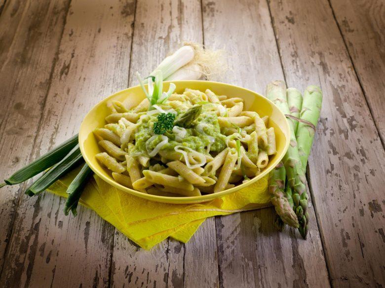 Macarrão com aspargo e creme de leite