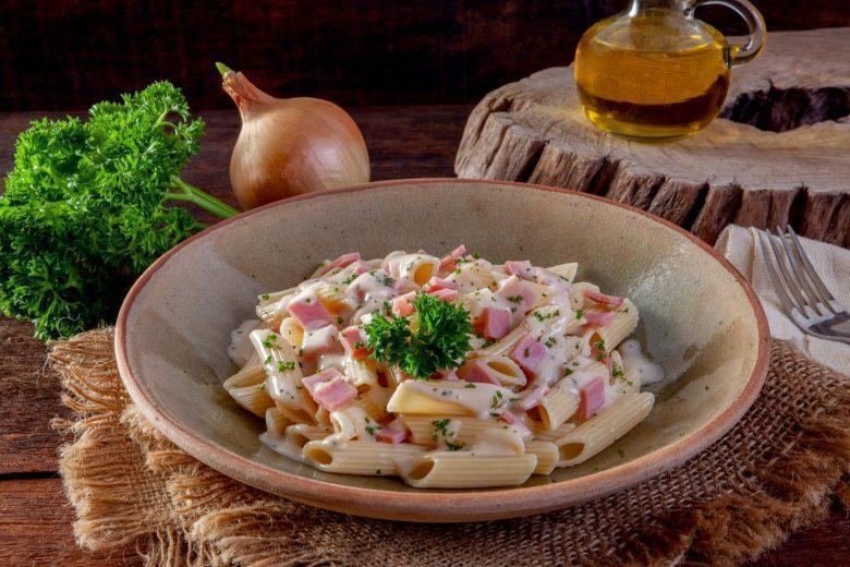 Penne ao molho branco com presunto