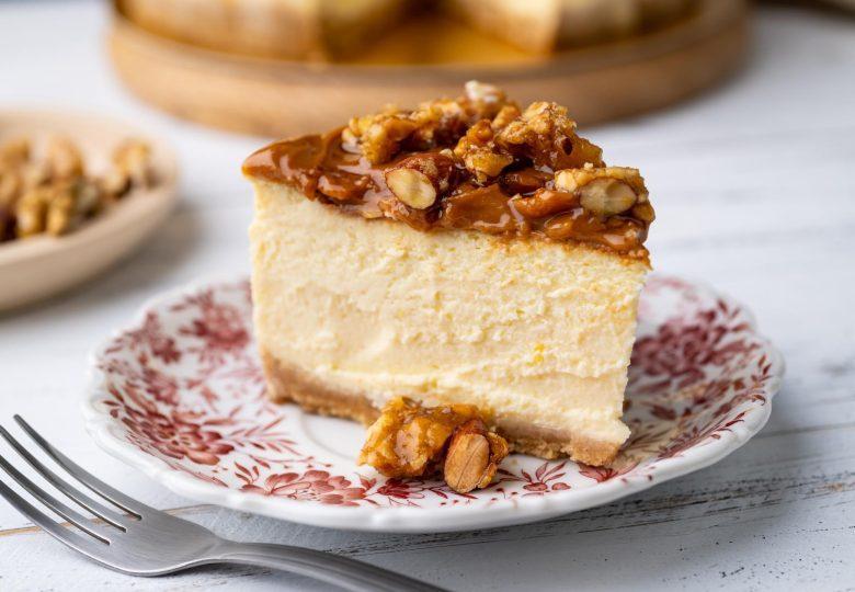 Cheesecake de chocolate branco com ganache e pralinê de amêndoas