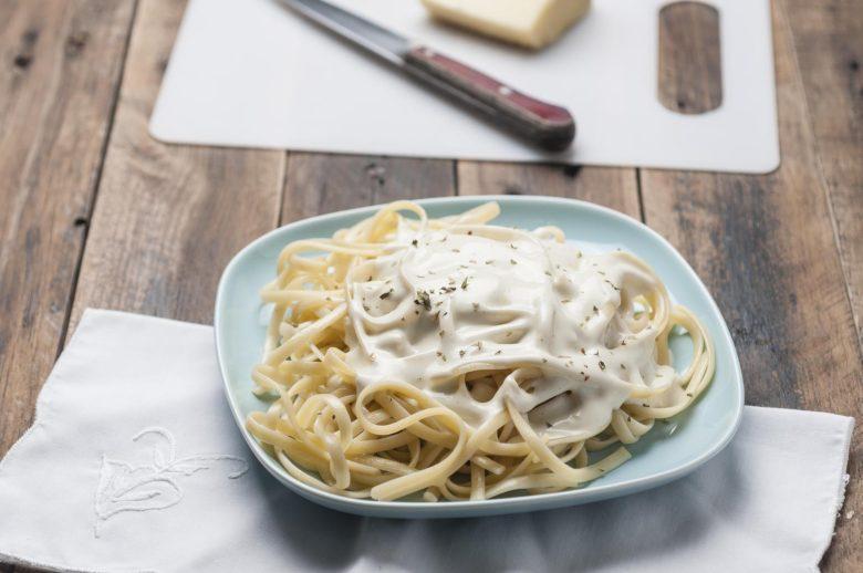 Espaguete integral ao molho branco