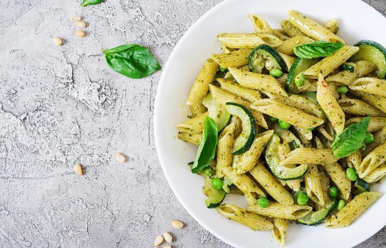 Penne com abobrinha e manjericão