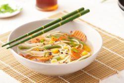 Sopa oriental com mix de vegetais
