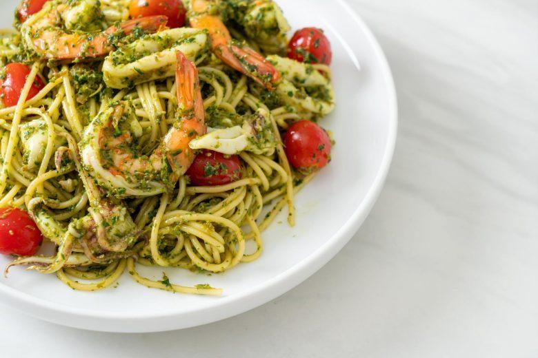 Macarrão ao molho pesto com camarão