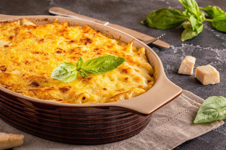 Macarrão gratinado com frango e queijo