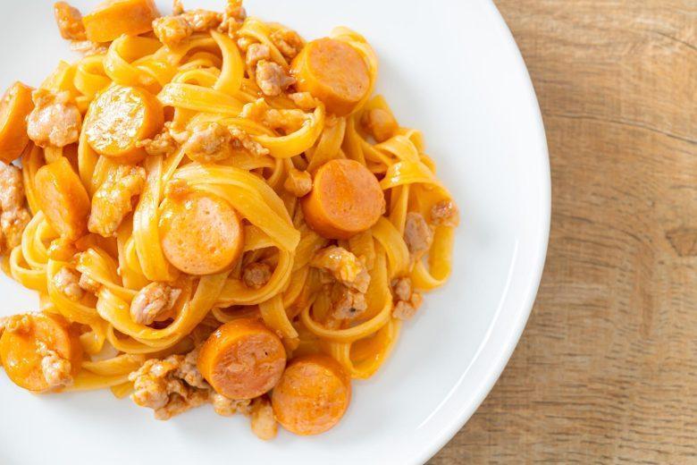 Talharim ao sugo com salsicha