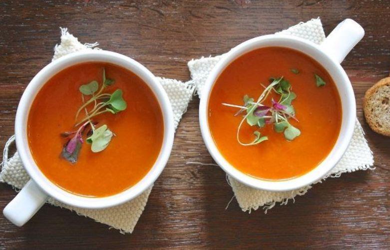 Caldo de tomate vegano