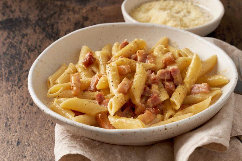 Penne ao molho siciliano com bacon