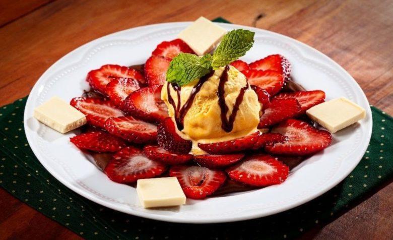 Carpaccio de morango ao creme de chocolate com avelã