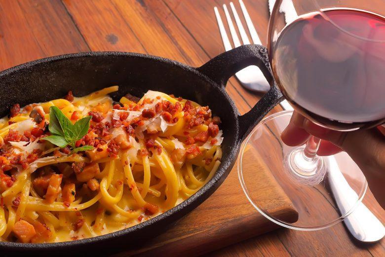 Macarrão com molho de bacon e requeijão