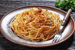 Espaguete com anchova e tomate
