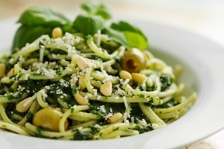 Espaguete com pesto de hortelã e amêndoas