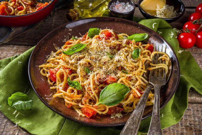 Macarrão com tomate cereja e mussarela de búfala
