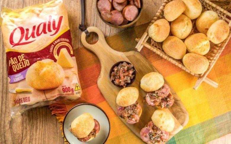 Pão de queijo com linguiça e vinagrete 