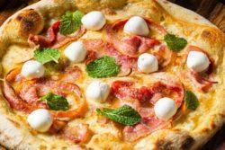 Pizza de panceta, búfala e hortelã