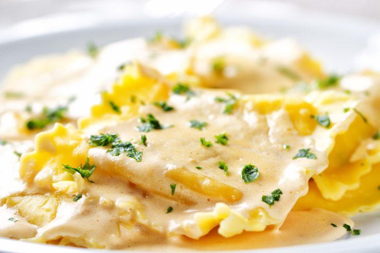 Ravióli de mussarela ao molho branco com parmesão gratinado