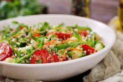 Salada de quinoa com legumes