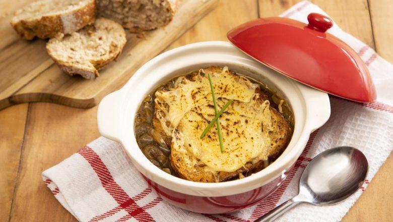 Sopa de cebola com torrada com queijo Gruyère gratinado