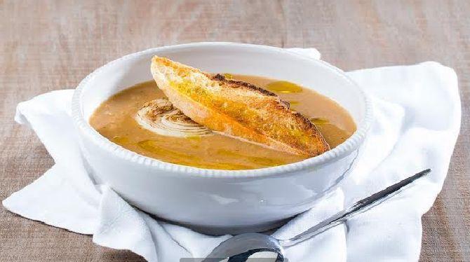 Sopa cremosa de cebola com torrada e alho
