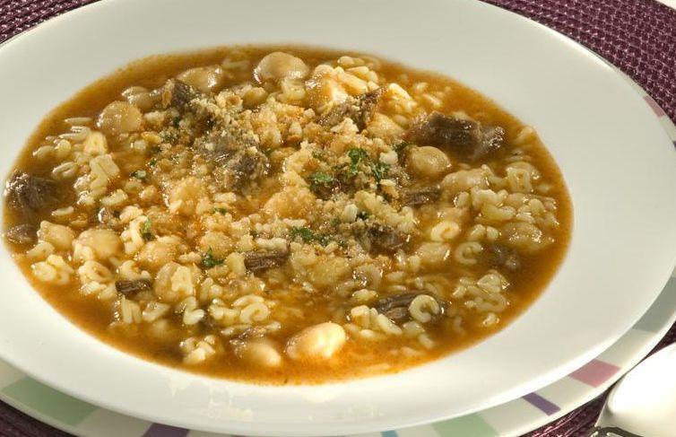 Sopa de grão-de-bico com carne e farofa de biscoito