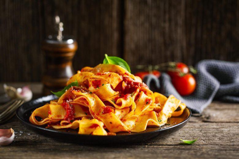 Talharim com creme de tomate e calabresa