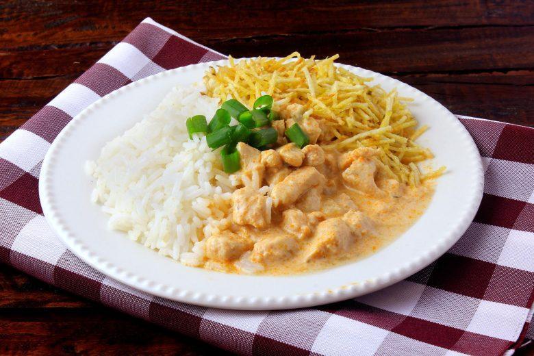 Estrogonofe de frango e iogurte