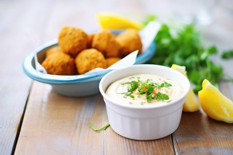 Falafel, homus de feijão branco e vinagrete de pupunha