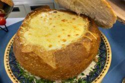 Sopa especial de creme de queijo no pão italiano